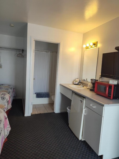 Colorado Inn Motel - image 8