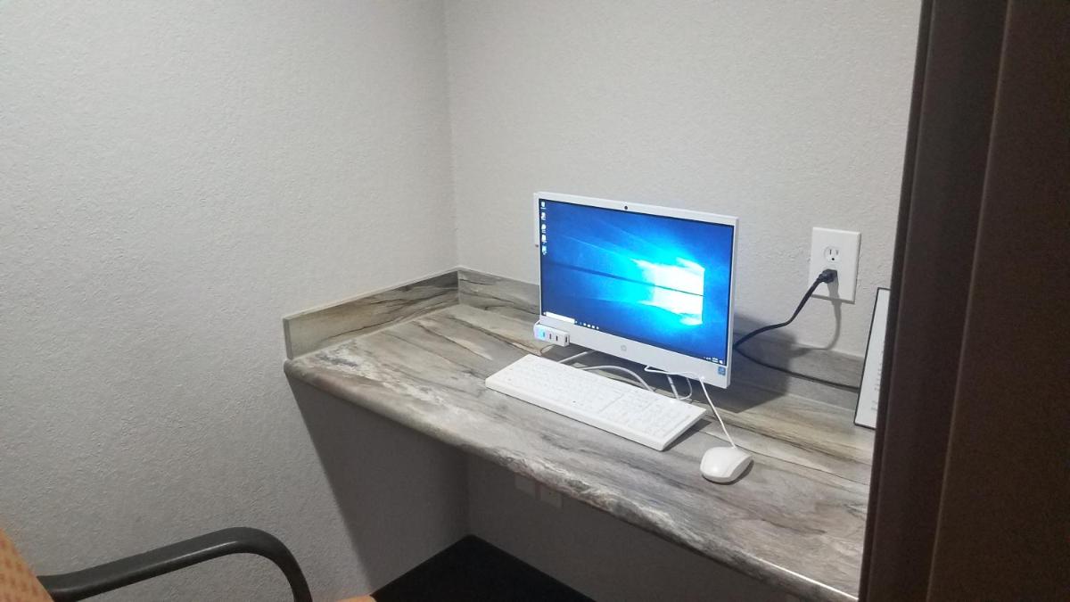 Oak Hill Inn & Suites - image 2