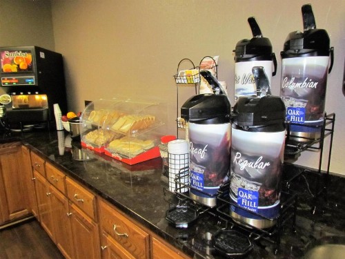 Oak Hill Inn & Suites - image 26