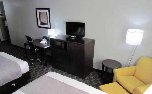 Oak Hill Inn & Suites - image 27