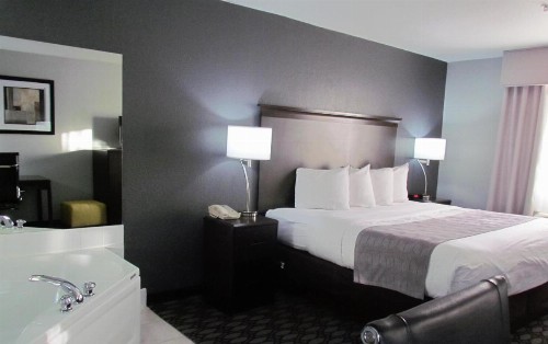 Oak Hill Inn & Suites - image 32