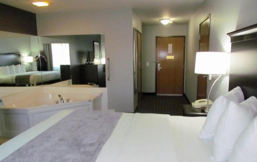 Oak Hill Inn & Suites - image 33