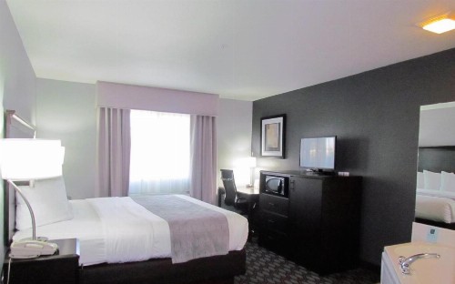 Oak Hill Inn & Suites - image 35