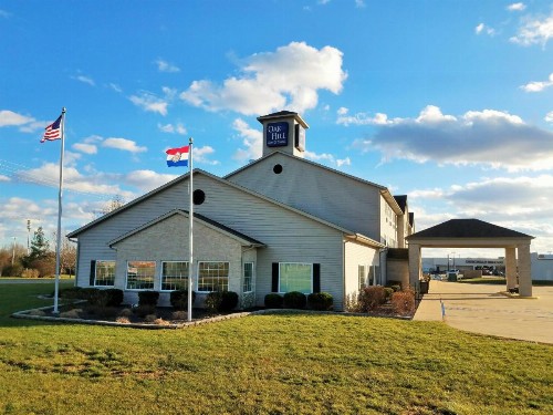 Oak Hill Inn & Suites - image 4