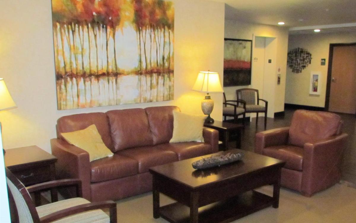 Oak Hill Inn & Suites - image 7
