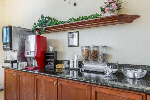 Rodeway Inn & Suites Canyon Lake I-15 - image 4