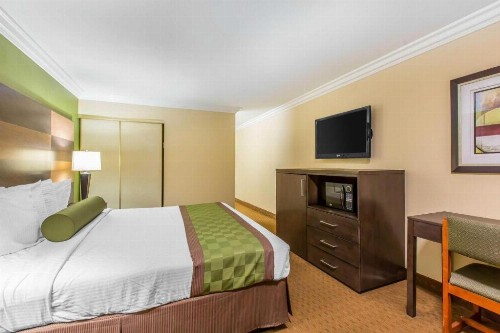 Rodeway Inn & Suites Canyon Lake I-15 - image 21
