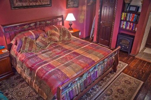 Holiday Lodge on Canyon Lake - image 12