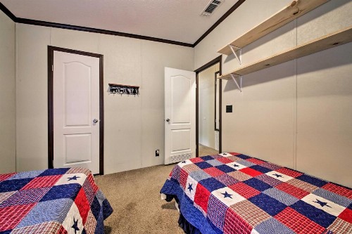 Cozy Canyon Lake Cabin with Hill Country Views! - image 5