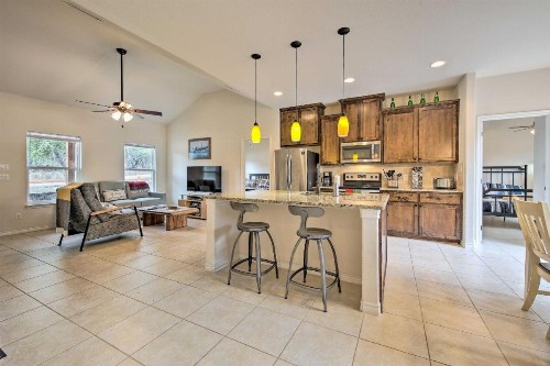 Pet-Friendly Home quarter Mi to Canyon Lk and Boat Ramp - image 6