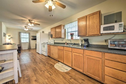Cozy Canyon Lake Cottage 1 Mi to Guadalupe River! - image 11