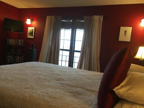 Lakehouse Bed and Breakfast - image 13