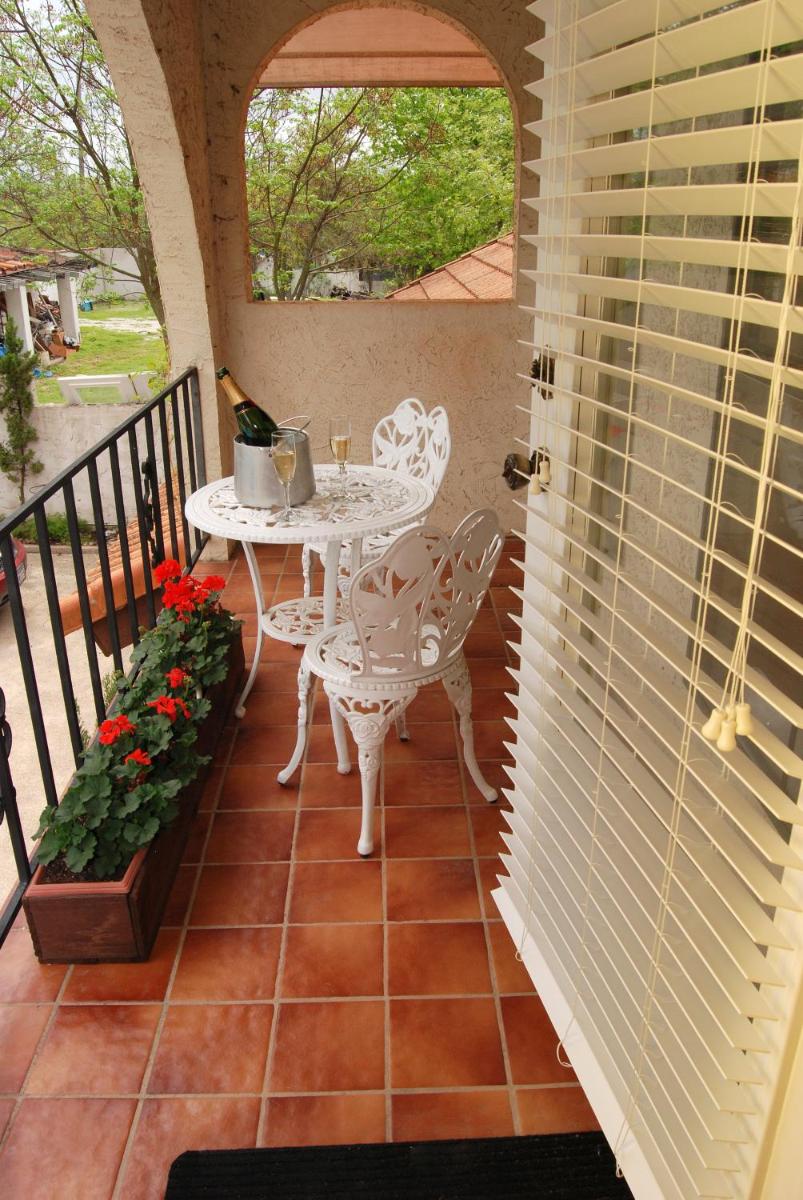 Lakehouse Bed and Breakfast - image 2