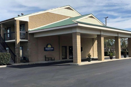 Days Inn by Wyndham Cape Carteret - image 3
