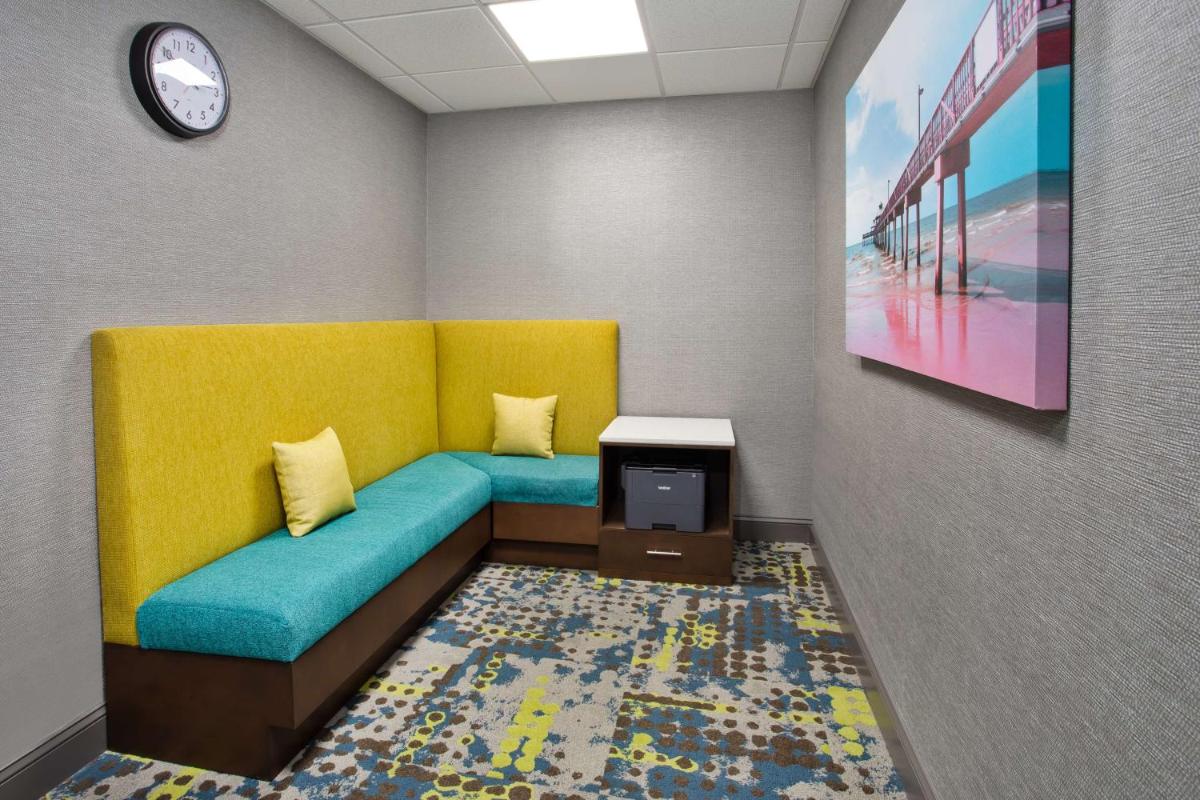 Hampton Inn & Suites Cape Coral / Fort Myers - image 2