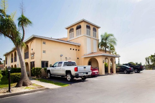 OYO Waterfront Hotel- Cape Coral Fort Myers FL - image 2