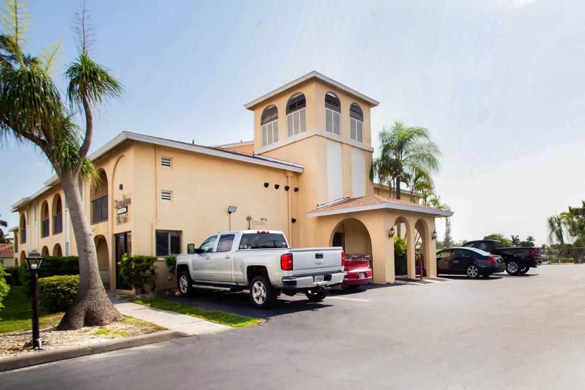 OYO Waterfront Hotel- Cape Coral Fort Myers FL - image 2