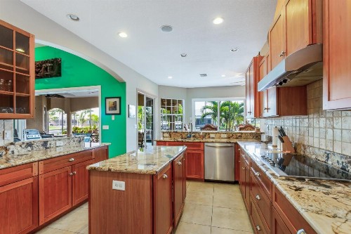 4 Bed 4 Bath Apartment in Cape Coral - image 2