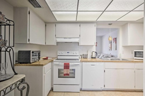 Cape Coral Home 1 Mile From Yacht Club! - image 12