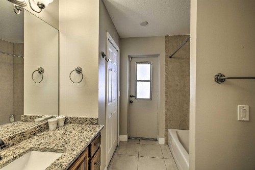Modern Florida Oasis near Cape Coral Parkway! - image 4