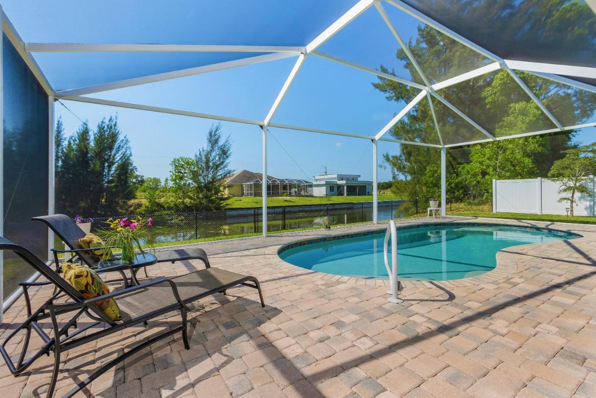 Amazing outdoor living on a freshwater canal 4 bedrooms pet-friendly - Villa Becky - main image