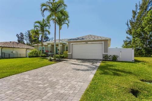 Amazing outdoor living on a freshwater canal 4 bedrooms pet-friendly - Villa Becky - image 11