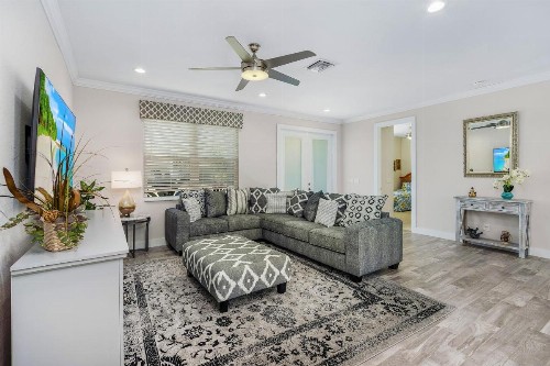 Amazing outdoor living on a freshwater canal 4 bedrooms pet-friendly - Villa Becky - image 3