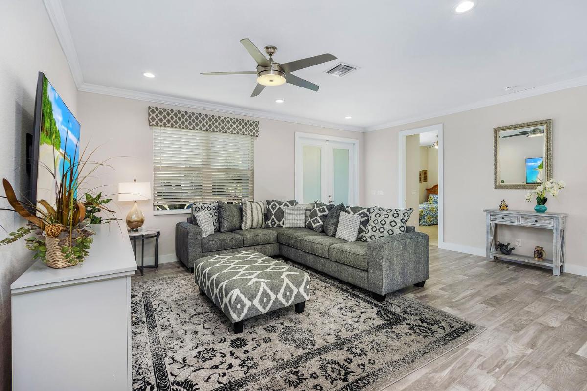Amazing outdoor living on a freshwater canal 4 bedrooms pet-friendly - Villa Becky - image 3