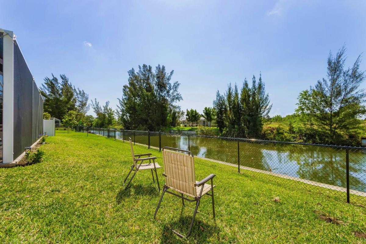 Amazing outdoor living on a freshwater canal 4 bedrooms pet-friendly - Villa Becky - image 6
