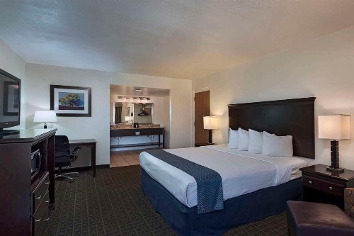 Best Western Stevens Inn - image 1