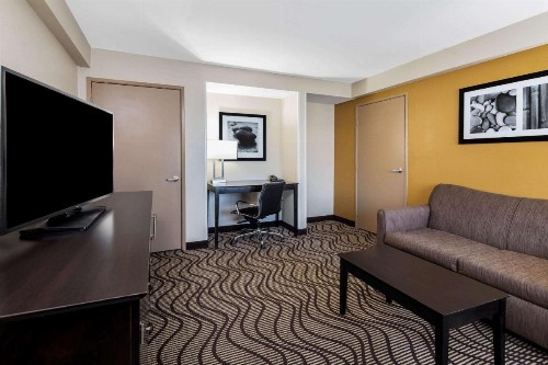 La Quinta by Wyndham Carlsbad - Legoland Area - image 13