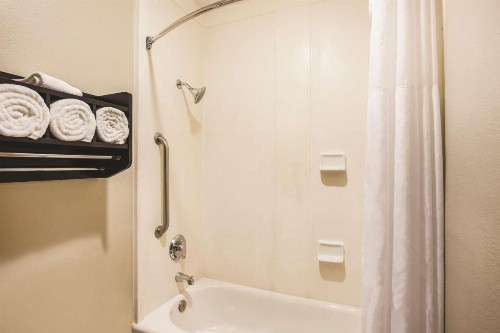 La Quinta by Wyndham Carlsbad - Legoland Area - image 25