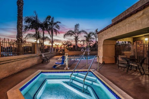 La Quinta by Wyndham Carlsbad - Legoland Area - image 28