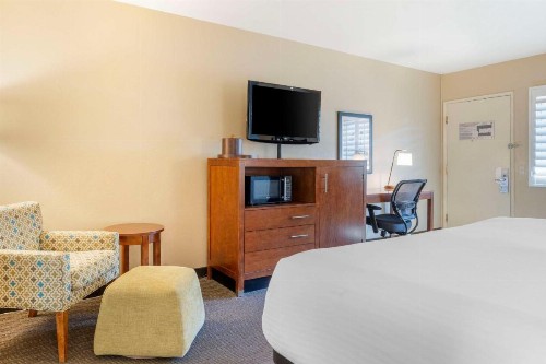 Best Western Plus Beach View Lodge - image 17
