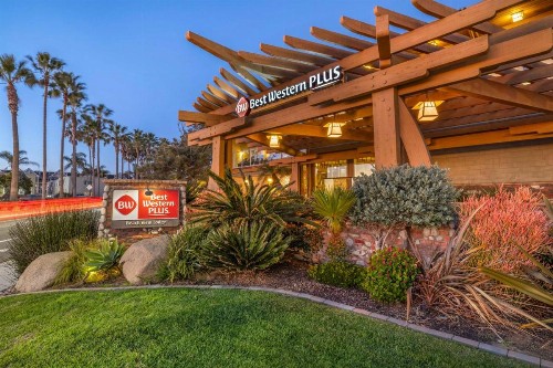 Best Western Plus Beach View Lodge - image 2