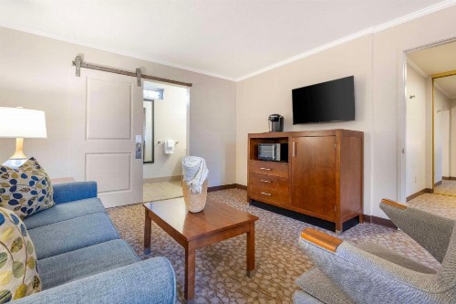 Best Western Plus Beach View Lodge - image 33
