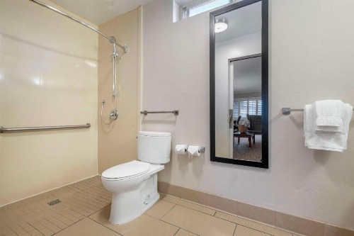 Best Western Plus Beach View Lodge - image 35