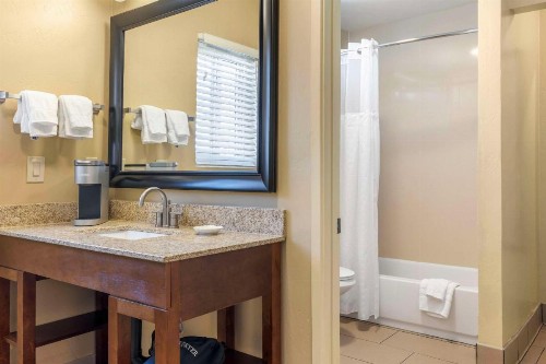Best Western Plus Beach View Lodge - image 36