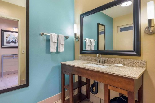 Best Western Plus Beach View Lodge - image 37