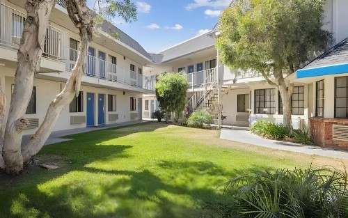 Carlsbad Village Inn - image 2