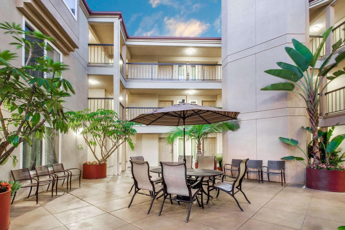 Days Inn by Wyndham Carlsbad - image 2