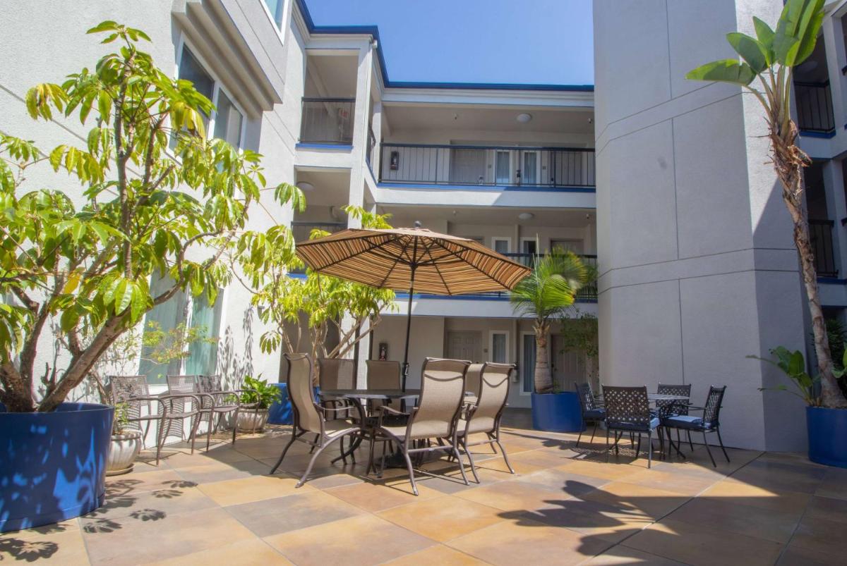 Days Inn by Wyndham Carlsbad - image 5