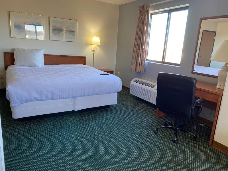 Carlyle Inn & Suites - main image