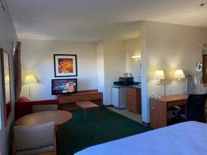 Carlyle Inn & Suites - image 2