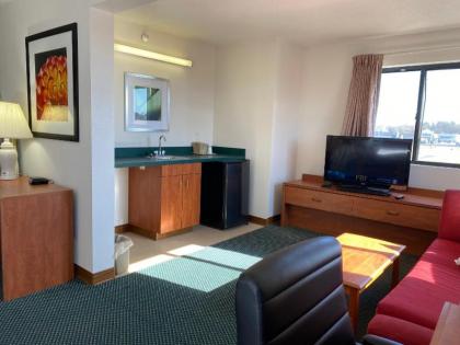 Carlyle Inn & Suites - image 4