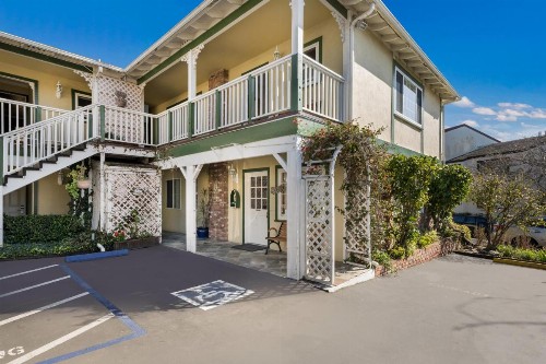 Carmel Inn & Suites - image 1
