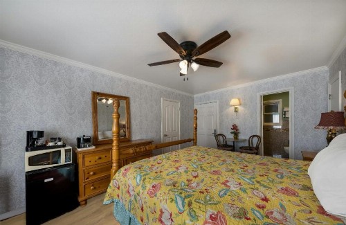 Carmel Inn & Suites - image 10