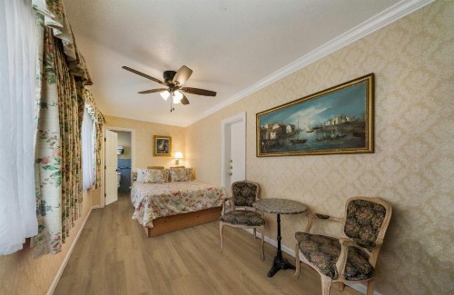 Carmel Inn & Suites - image 12