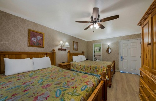 Carmel Inn & Suites - image 15