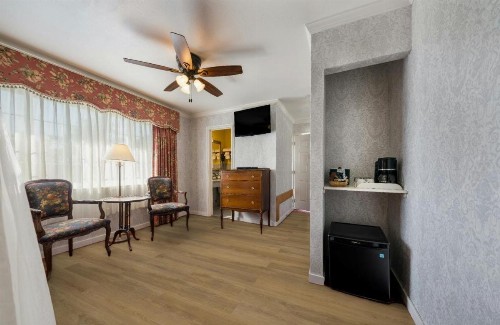 Carmel Inn & Suites - image 19
